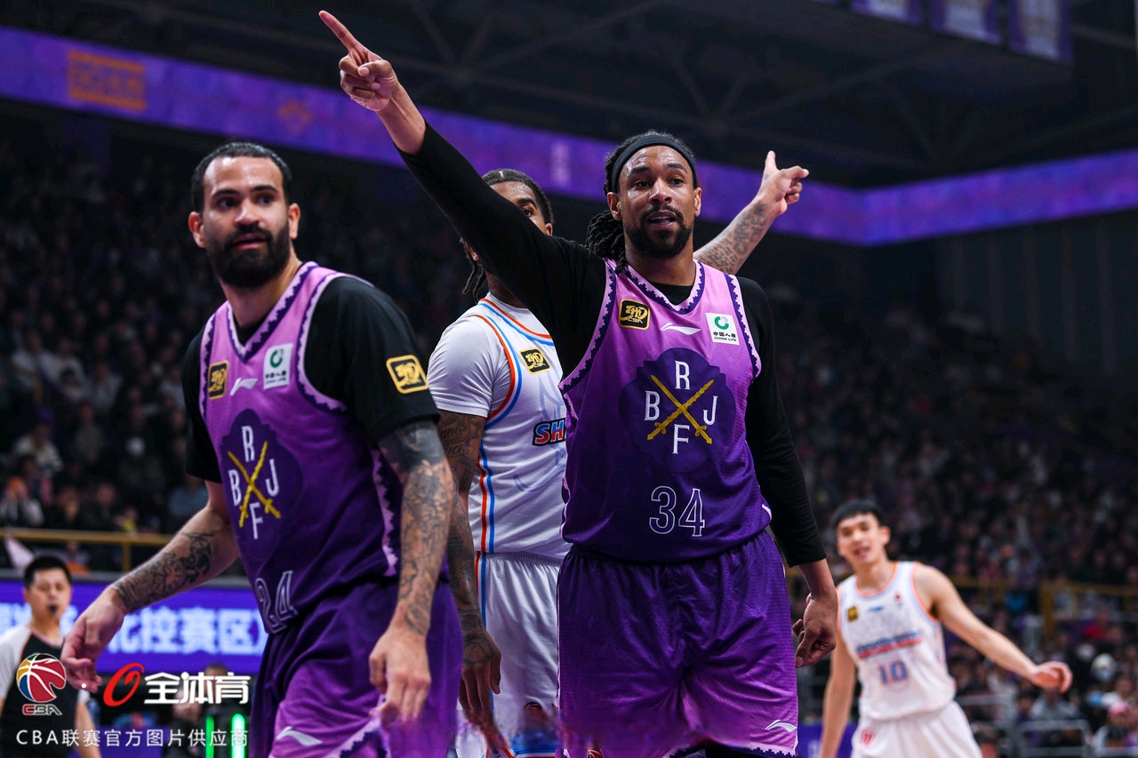 伤愈归来！重要球员复出比赛，为球队加油助威的简单介绍