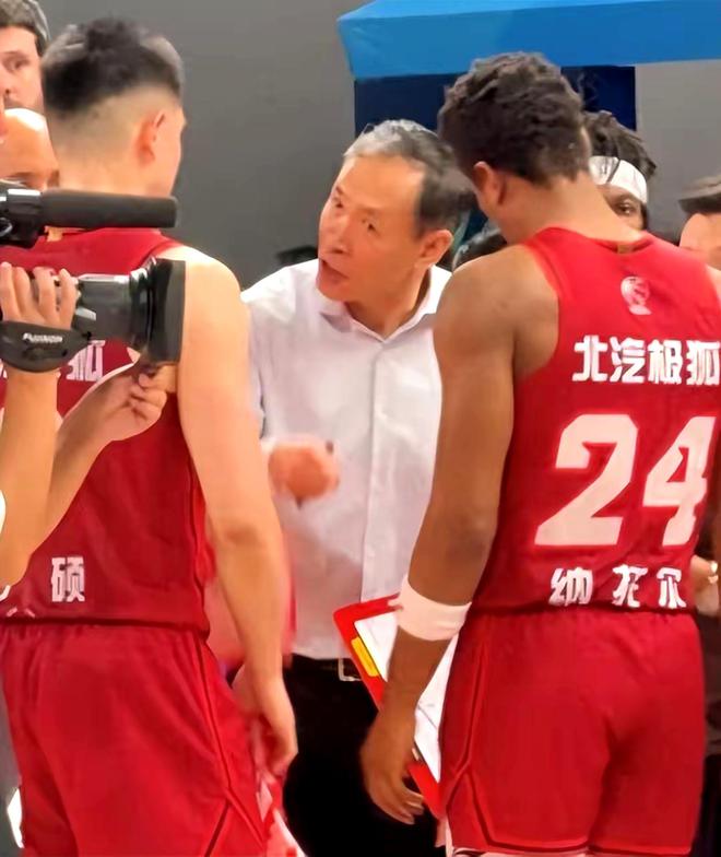 北京首钢队惨败,无缘季后赛 北京首钢队惨败,无缘季后赛