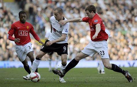 曼联球迷现场助威，激发球队夺冠斗志的简单介绍