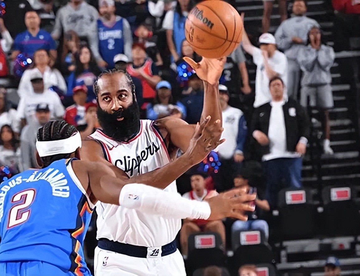 球员因伤退出比赛，团队整体实力有所下降