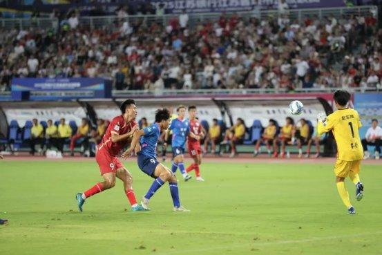 足球职业赛事强强对决,战况激烈紧张的简单介绍 足球职业赛事强强对决,战况激烈紧张的简单介绍