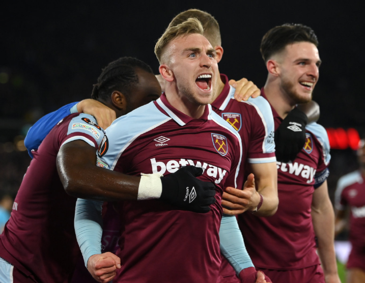 开云体育官方登录入口-里昂后卫犯规惨遭红牌，球队战力削弱