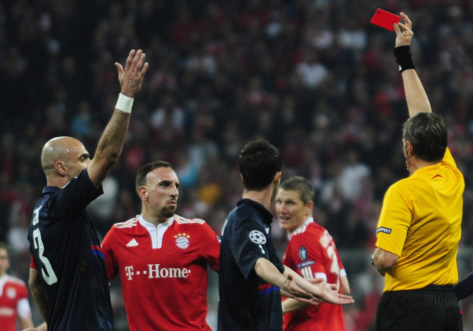 里昂后卫犯规惨遭红牌,球队战力削弱 里昂后卫犯规惨遭红牌,球队战力削弱