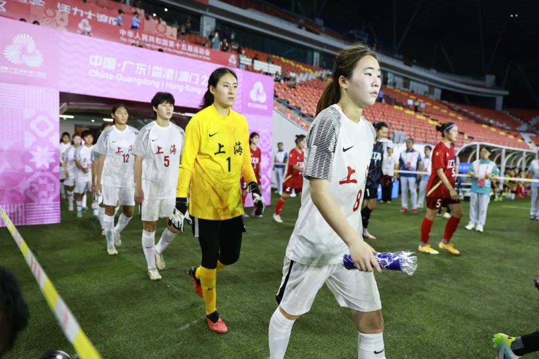 女足比赛中,中国队员王某获得最佳射手奖 女足比赛中,中国队员王某获得最佳射手奖