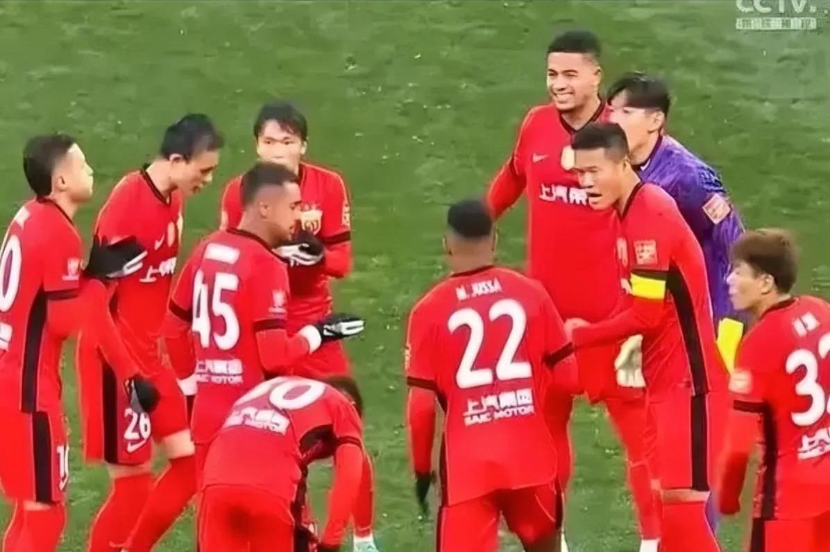 中国足球超级联赛球队双方激烈对决带来激情