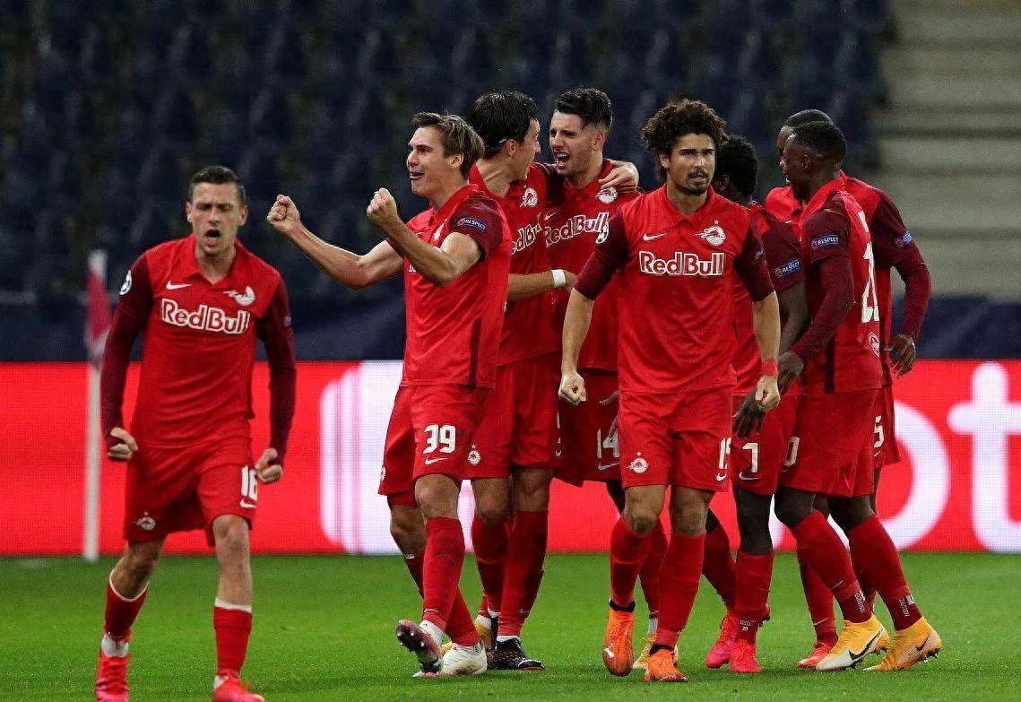 曼联主场大胜莱比锡红牛,追平领先者 曼联主场大胜莱比锡红牛,追平领先者