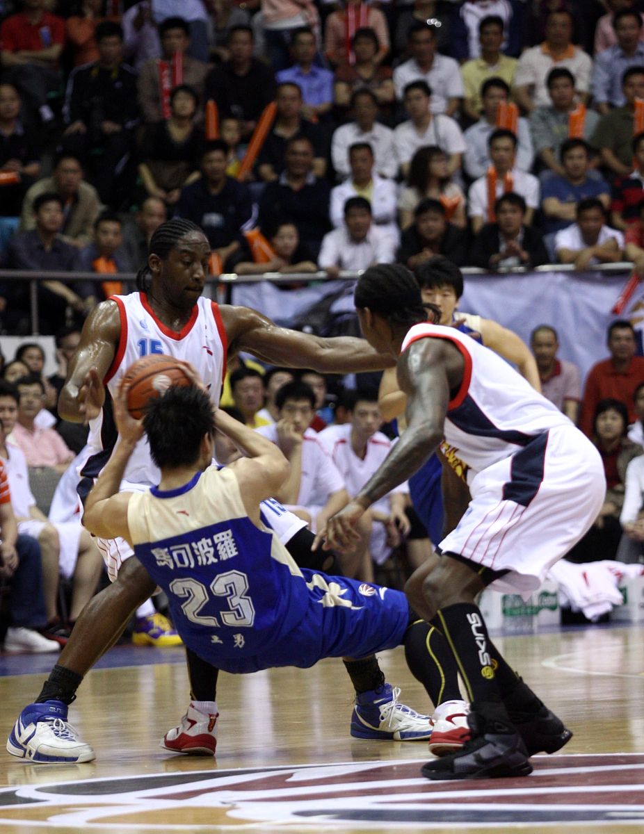 篮球场上的精彩对抗成为热议话题 篮球场上的精彩对抗成为热议话题