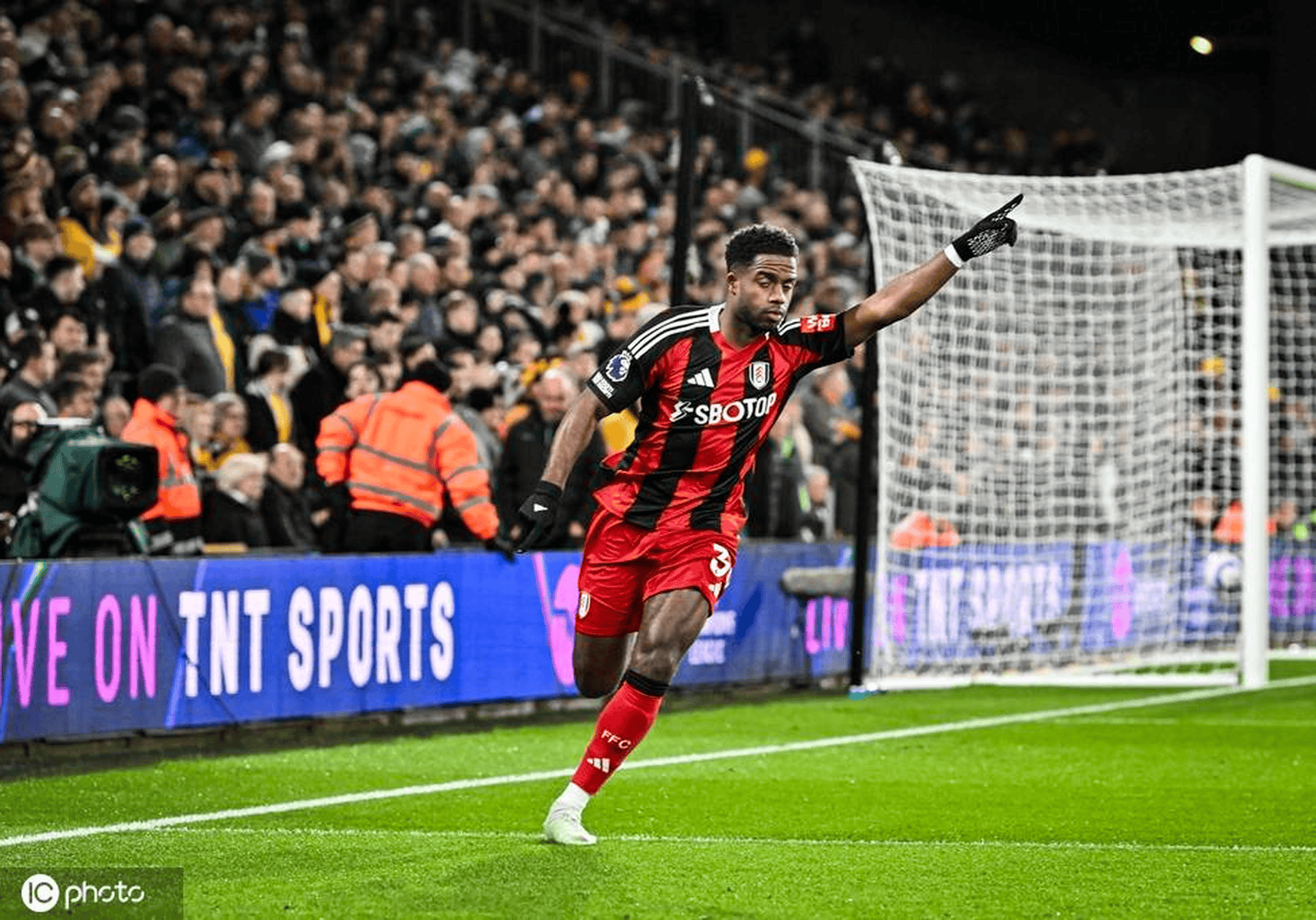 开云体育入口-包含富勒姆客场惨败，保级形势岌岌可危的词条